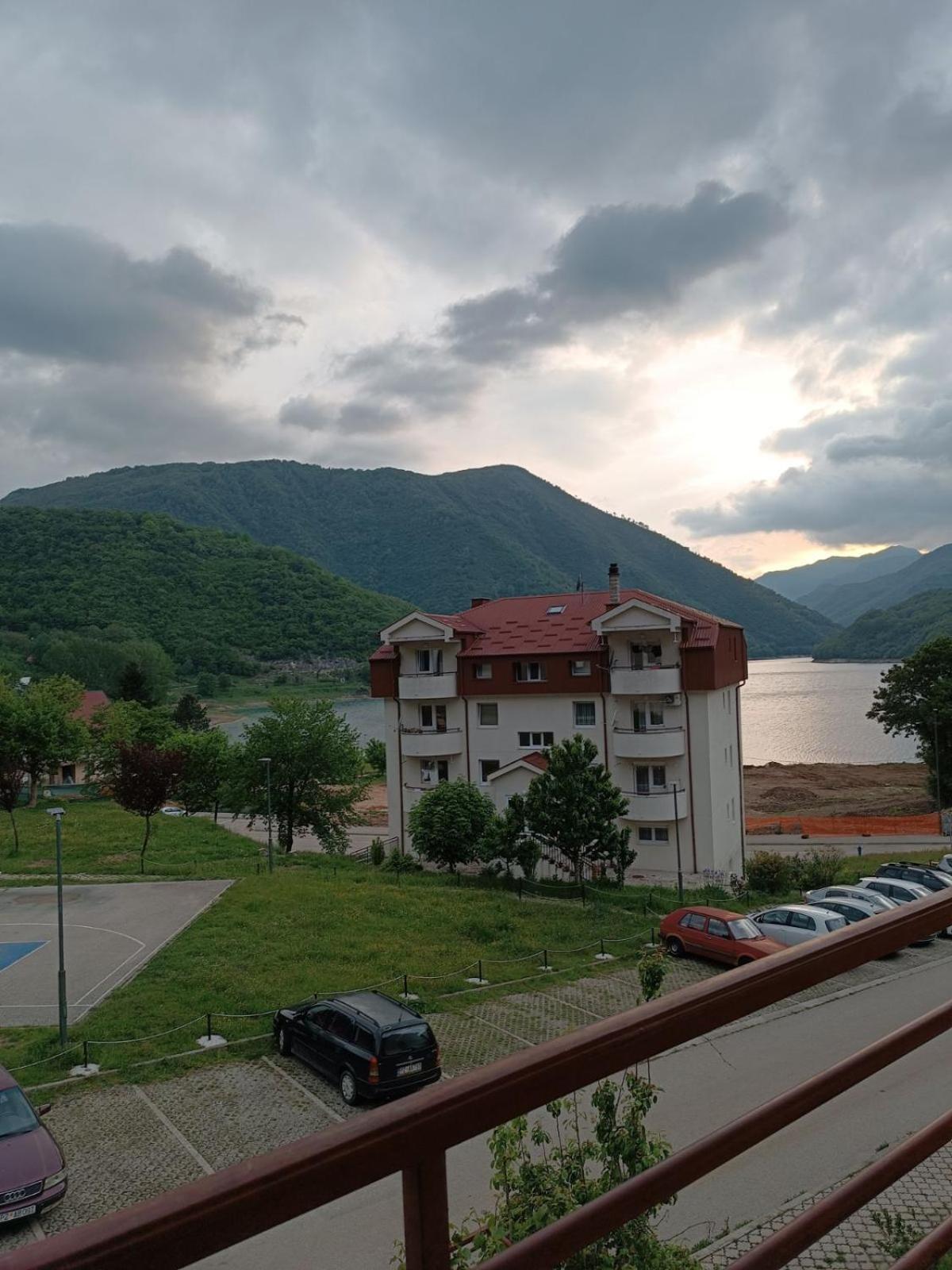 Apartmani Lena Plužine Rom bilde